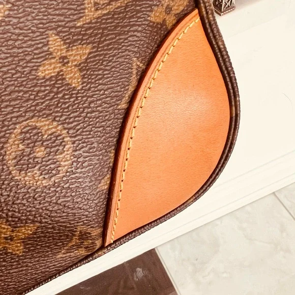 Authentic Louis Vuitton Monogram Bolougne 30 - Picture 16 of 16